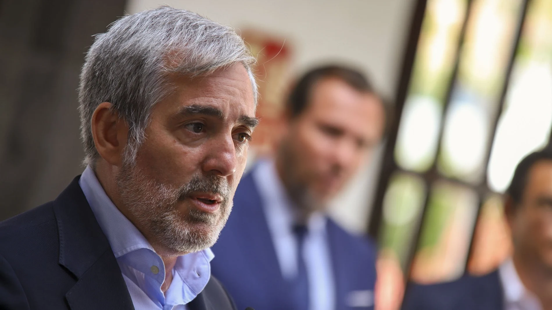 LOS LLANOS DE ARIDANE (LA PALMA), 19/08/2024.- El presidente de Canarias, Fernando Clavijo, tras la firma de un convenio con ministerio de Transportes y Movilidad Sostenible para la puesta a disposición de la Comunidad Autónoma de la carretera entre Puerto Naos y Tazacorte reconstruida tras la erupción del volcán en la isla. EFE/LUIS G MORERA