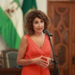 La vicepresidenta primera del Gobierno y ministra de Hacienda, María Jesús Montero, atiende a los medios en una visita institucional al Ayuntamiento de Rota.