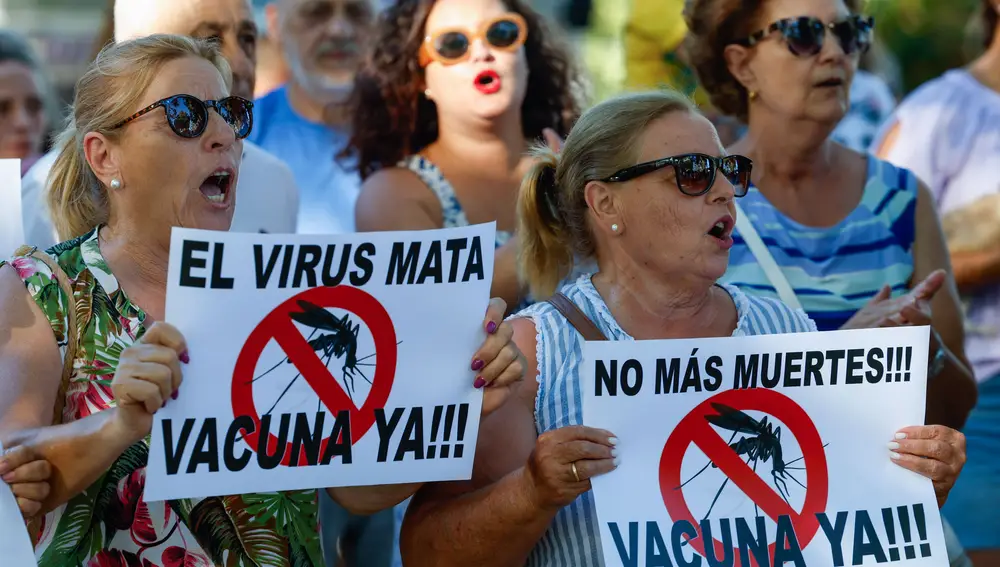 Vecinos de Coria del Río se manifiestan para pedir medidas más eficaces contra el virus del Nilo Occidental