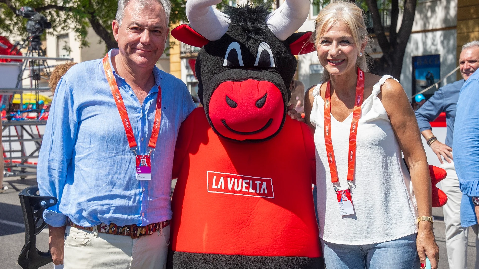 La consejera de Cultura y Deporte de la Junta de Andalucía, Patricia del Pozo (d), y el alcalde de Sevilla, José Luis Sanz (d), posan junto a la mascota de La Vuelta. JUNTA DE ANDALUCÍA 21/08/2024