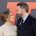  US actress and singer Jennifer Lopez and actor Ben Affleck (R) interact as they 