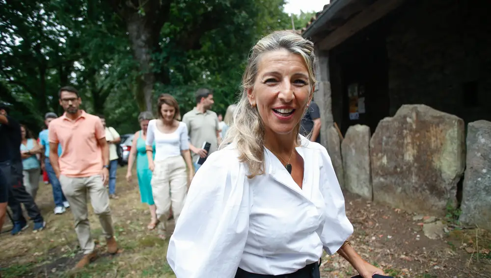 La vicepresidenta segunda y ministra de Trabajo y Economía Social, Yolanda Díaz, se reúne con representantes de la Plataforma Ulloa Viva, en Agolada, Pontevedra, Galicia.