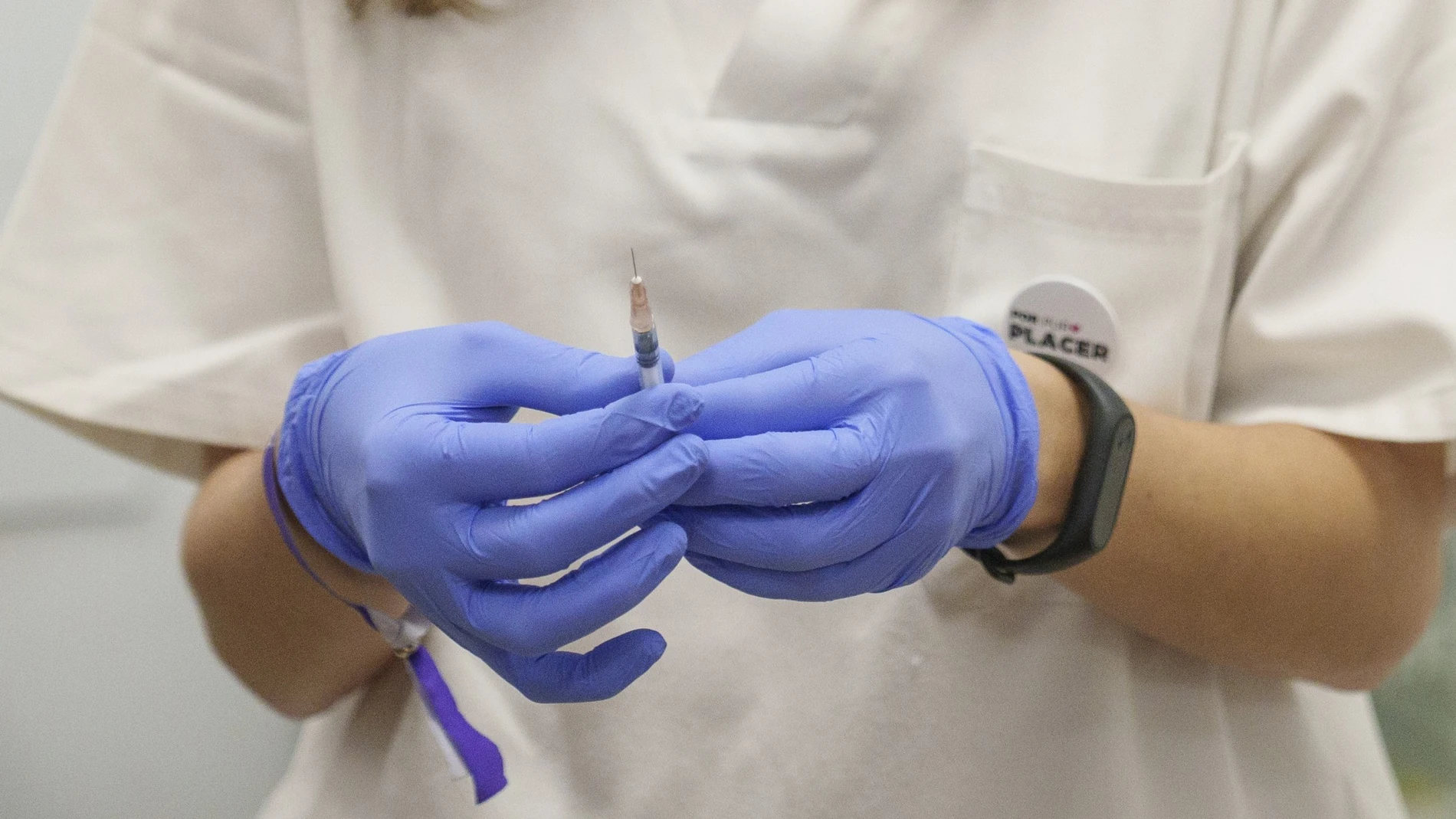 El consejero de Sanidad, Enrique Ruiz Escudero, acompañado por la directora general de Salud Publica, Elena Andradas, en su visita este jueves al Centro de Vacunacion regional, en el que se ha puesto en marcha el dispositivo de inmunización frente a la viruela del mono