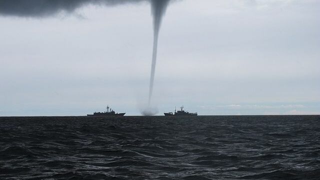 Tromba marina en el mar.