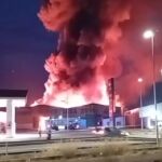 Terrible incendio arrasa por completo con un bazar chino en Tomelloso (Ciudad Real)