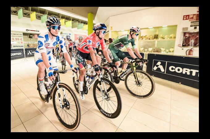 Moniquet, maillot de la montaña; Roglic, el líder, y Van Aert, líder de la regularidad