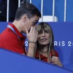 El presidente del Gobierno, Pedro Sánchez (i), junto a su mujer Begoña Gómez (d) durante la competición de judo que se celebra con motivo de los Juegos Olímpicos París 2024.