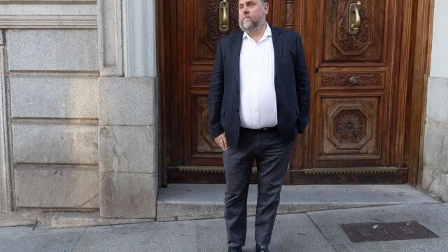 El presidente de ERC, Oriol Junqueras llega al pleno en el Congreso de los Diputados, a 30 de mayo de 2024, en Madrid (España). La Ley de Amnistía afronta hoy en el Pleno del Congreso su última votación parlamentaria, en la que se necesita mayoría absoluta (al menos 176 diputados) para levantar el veto del Senado. Si no hay sorpresas, la norma podría estar en el Boletín Oficial del Estado (BOE) el próximo viernes o el sábado para su entrada en vigor. El PSOE y sus aliados necesitan mayoría absoluta en el Congreso para levantar el veto del Senado. El objetivo de la ley es amnistiar a todos los implicados en movilizaciones independentistas desde el 1 de noviembre de 2011. 30 MAYO 2024 Europa Press 30/05/2024