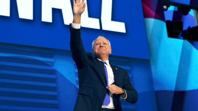 El candidato vicepresidencial demócrata, Tim Walz, en la Convención de Chicago