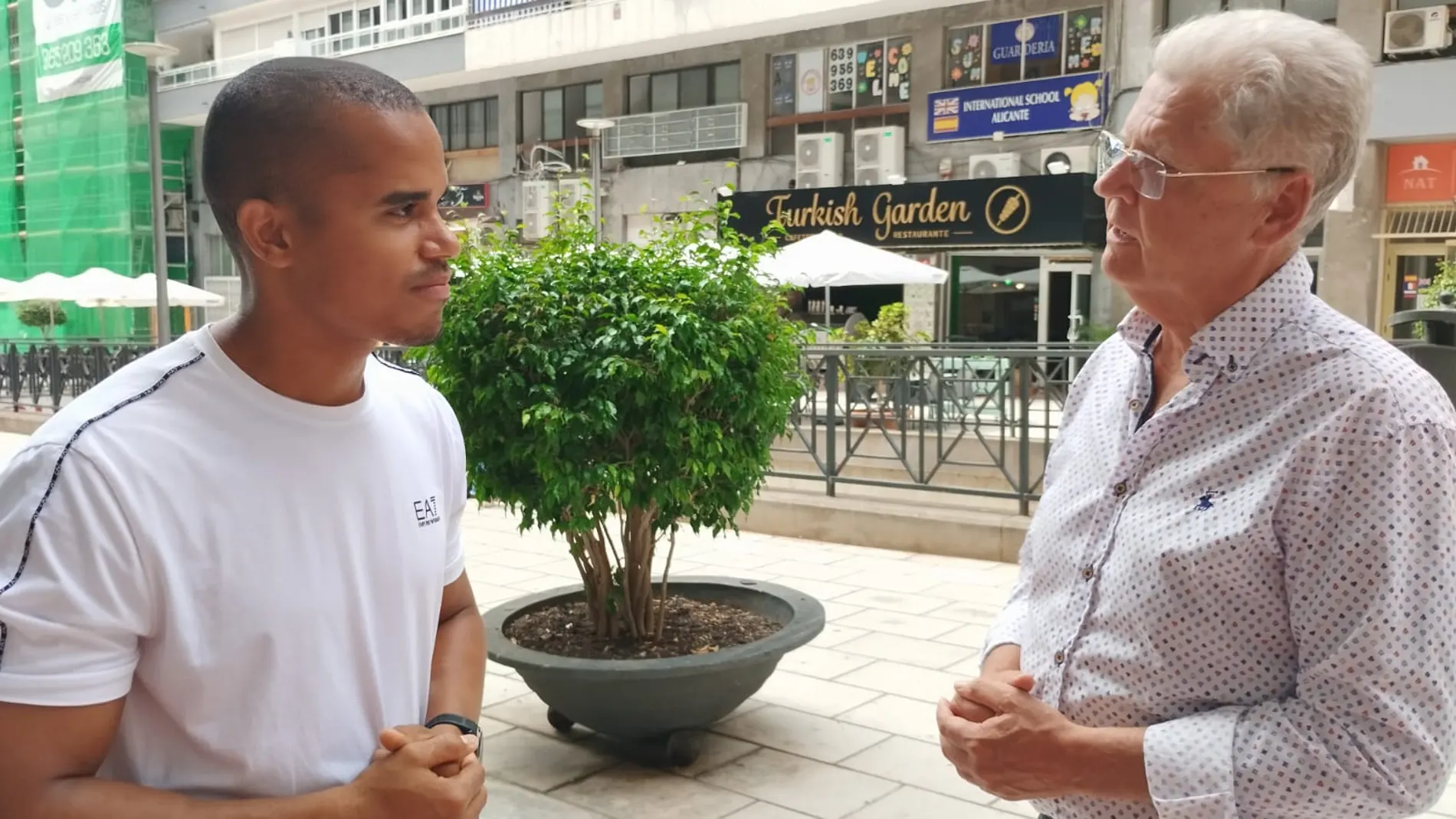 El concejal de Seguridad, Julio Calero, ha comunicado la feliz noticia a Felipe David Souza