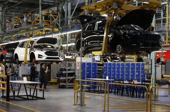 Trabajadores en la fábrica de Ford en Almussafes, Valencia.