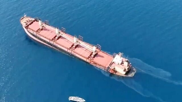 O.Próximo.- Misión de la UE en mar Rojo rescata a la tripulación de un buque petrolero atacado frente a costas de Yemen
