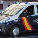 MADRID.-Sucesos.- Un policía da un disparo al aire para frenar una pelea a machetazos entre dos hombre en una plaza de Alcalá