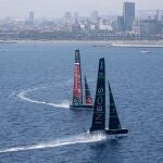 El Emirates y el Ineos, en plena regata