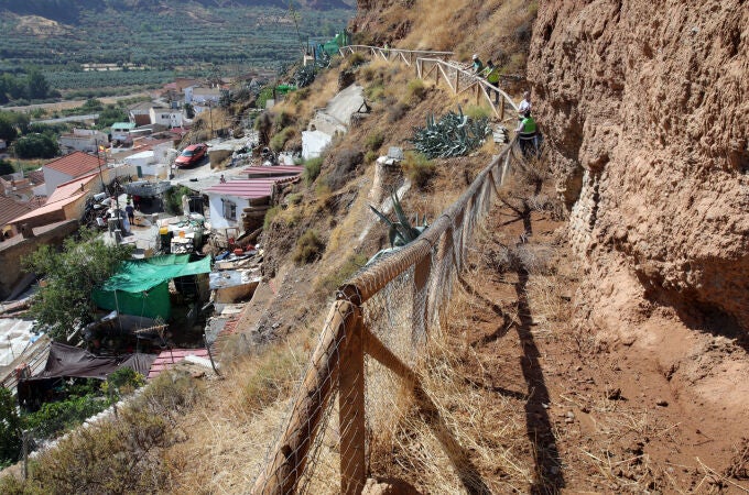 Beas de Guadix (Granada) exige ayuda para contener un cerro con daños y evitar víctimas