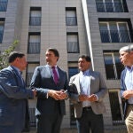 Suárez-Quiñones visita las viviendas rehabilitadas en Valencia de Don Juan