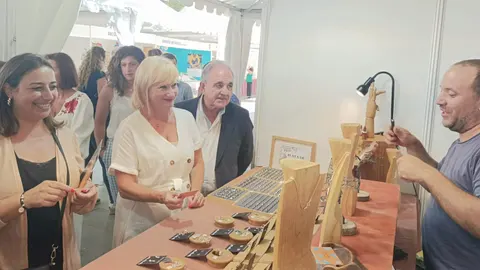 Leticia García junto a Miriam Andrés visita la Feria de Artesanía de Palencia