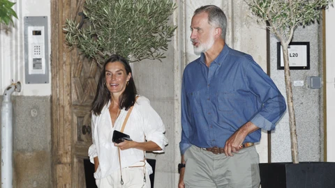 Los reyes Letizia y Felipe con look casual de cena por Madrid.