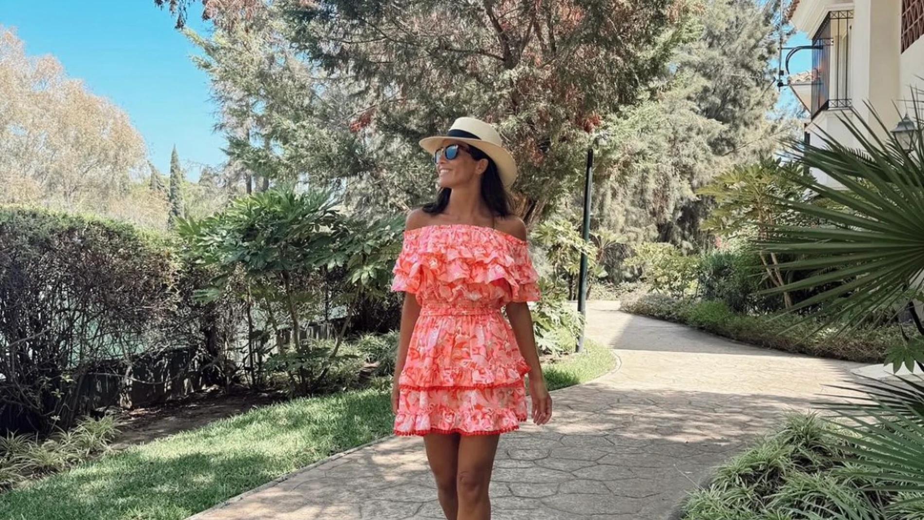 Virginia Troconis con vestido de volantes.