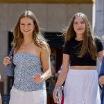 La princesa Leonor y la infanta Sofía, durante un paseo por Palma de Mallorca.