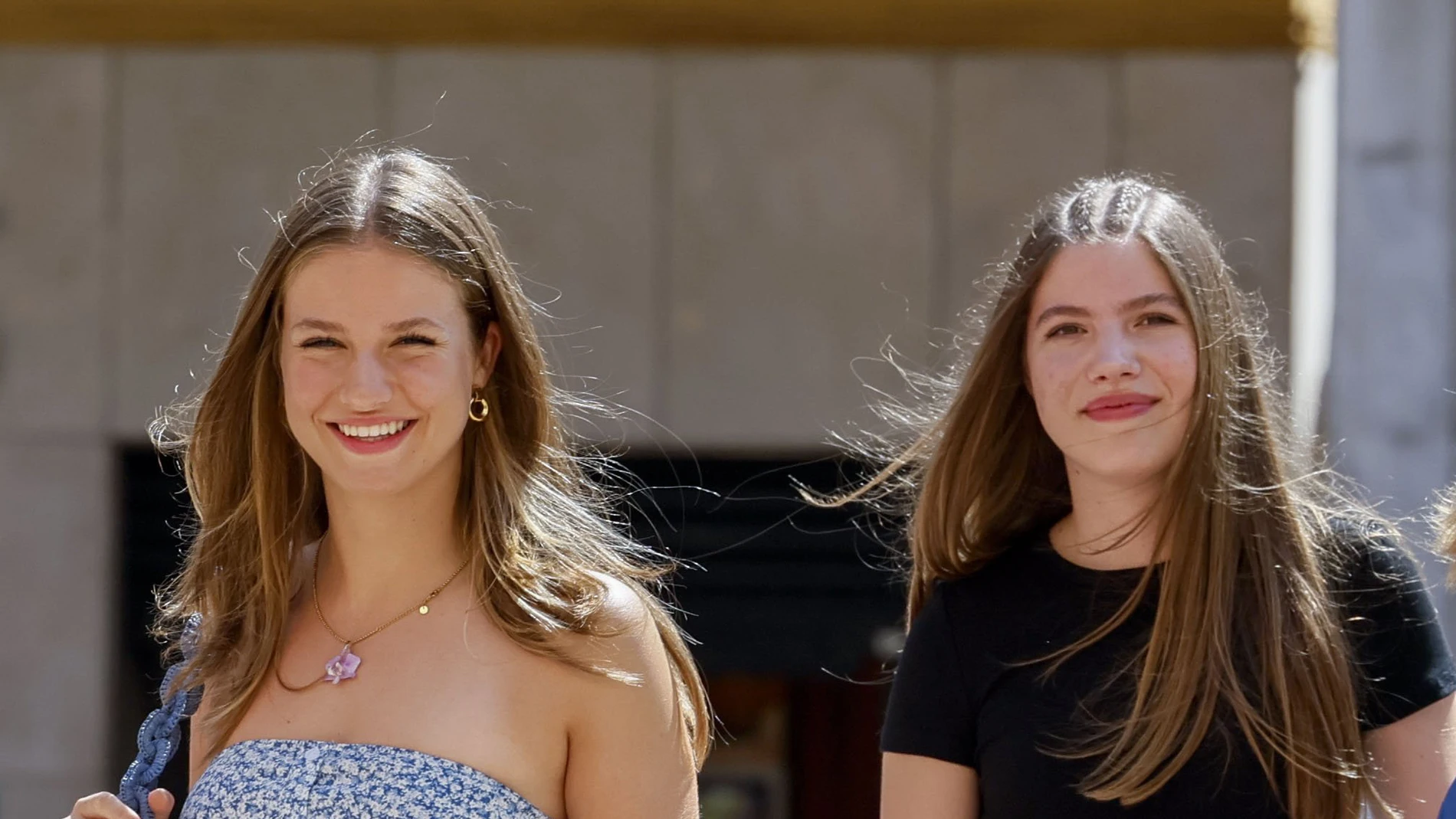 La princesa Leonor y la infanta Sofía, durante un paseo por Palma de Mallorca.