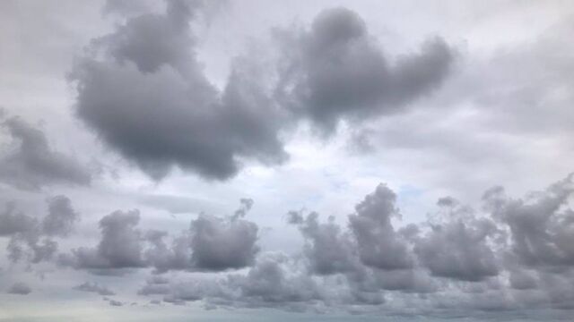 La mitad oriental de la Península registró ayer tormentas, algunas con granizo, y no se superaron los 40ºC