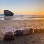 Voluntarios retiran 144 kilos de basura y 6.000 colillas de las playas de Matalascañas, en Doñana (Huelva)