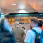 Decenas de personas afectadas por los retrasos en varios trenes, en la en la estación de tren de Chamartín, a 20 de agosto de 2024, en Madrid.