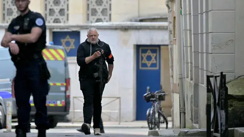 Francia.- Un policía herido durante el incendio deliberado de una sinagoga en el sur de Francia