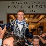  El rejoneador Pablo Hermoso de Mendoza ha salido a hombros por conseguir dos orejas, durante la corrida de la Feria de Bilbao celebrada este sábado en la plaza de toros de Vistalegre. 