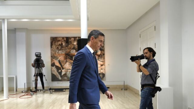 El presidente del Gobierno, Pedro Sánchez, a su salida tras comparecer para hacer balance del curso político, en el Complejo de la Moncloa