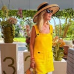 Carmen Lomana con vestido amarillo en Marbella.