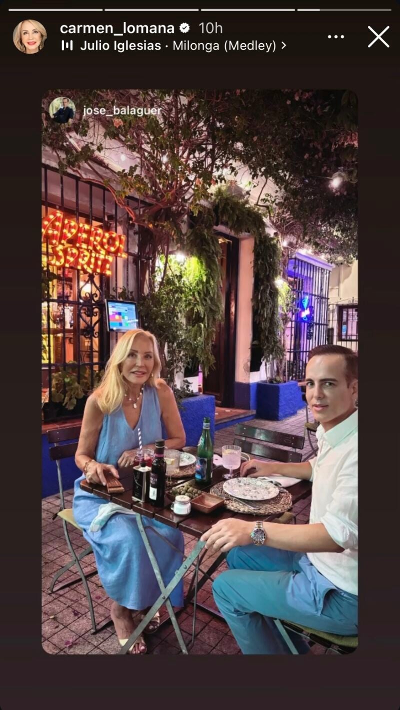 Carmen Lomana de cena en Marbella con vestido de lino.