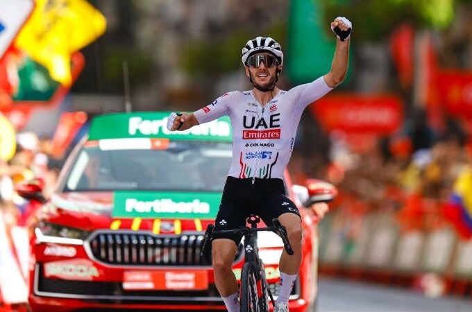 AMP. Ciclismo/Vuelta.- Adam Yates vence con garbo en la etapa 9 y Richard Carapaz se pone tercero en la general