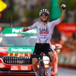 AMP. Ciclismo/Vuelta.- Adam Yates vence con garbo en la etapa 9 y Richard Carapaz se pone tercero en la general