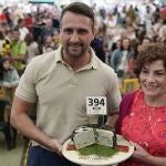 El ganador de la subasta Iván Suarez (i) del Llagar de Colloto junto a la productora Encarnación Bada (d) de la Quesería Angel Díaz Herrero este domingo. El mejor Cabrales del año ha sido subastado este domingo por 36.000 euros, una cifra nunca alcanzada en las 52 ediciones que viene celebrándose el certamen dedicado al queso más reconocido de Asturias y que durante meses madura en cuevas naturales de los Picos de Europa. 