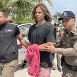 A Spanish chef alleged murder suspect Daniel Sancho Bronchalo (C), is escorted by Thai police officers to the court from Koh Phangan police station in Koh Phangan island