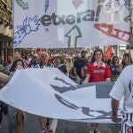 Varios miles de manifestantes, convocados por la plataforma de apoyo a los presos de ETA Sare y Bilboko Konpartsak, en el centro de Bilbao, en plenas fiestas de la ciudad, para reivindicar la excarcelación de los presos de ETA bajo el lema 'Etxera' (A casa). 