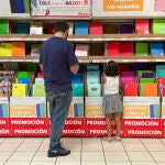 Material escolar de la vuelta al cole en grandes superficies comerciales. 