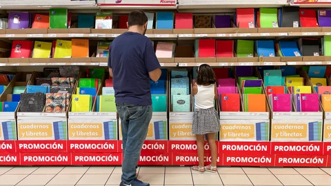 Material escolar de la vuelta al cole en grandes superficies comerciales.