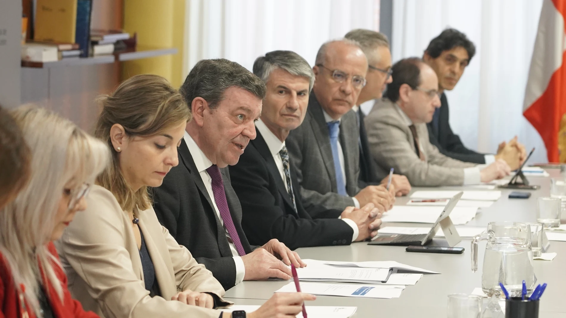 Luis Miguel González Gago preside un encuentro de la Mesa de Cooperación Local