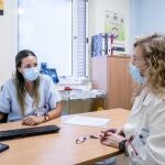 Dos trabajadoras médicas de la unidad de Adicciones Comportamentales del Hospital Gregorio Marañón conversan en las instalaciones del Hospital Gregorio Marañón