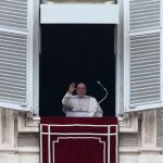 El Papa saluda a la multitud desde el Vaticano