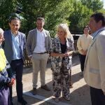 La consejera de Industria, Comercio y Empleo, Leticia García, saluda a un operario durante su visita a los trabajos de acondicionamiento y mejora de la senda forestal del Camino de Santiago acompañada del presidente de la Diputación Conrado Martín y el alcalde de Viana de Cega Alberto Collantes