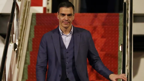 El presidente del Gobierno de España, Pedro Sánchez, desciende del avión tras su llegada a Brasil para su visita el pasado junio en Brasilia (Brasil)
