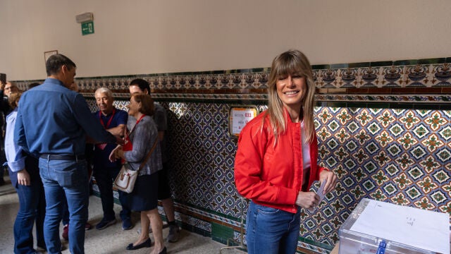 Pedro Sánchez y Begoña Gómez votando para las elecciones al parlamento europeo 