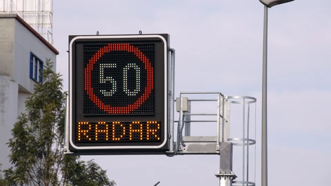En España hay más de 1.000 radares entre fijos y móviles, colocados en las distintas carreteras y vías españolas