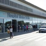 Varias personas en la entrada del Hospital Mateu Orfila de Menorca