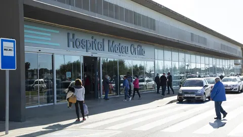 Varias personas en la entrada del Hospital Mateu Orfila de Menorca