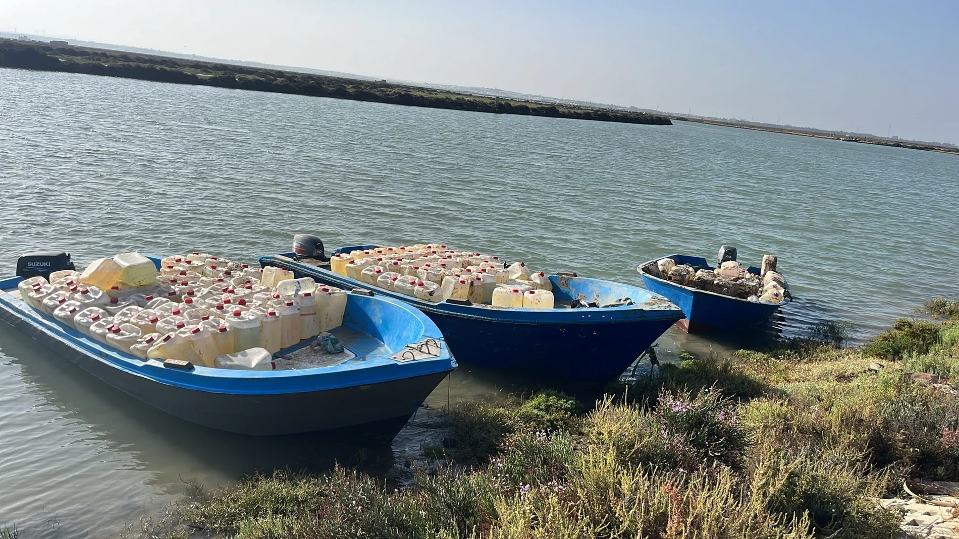 Garrafas de gasolina incautadas por la Guardia Civil en el caño de Sancti Petri, en ChiclanaGUARDIA CIVIL27/08/2024